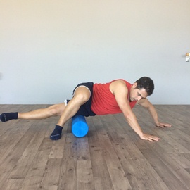 Automasaje Cara Lateral Del Muslo Con Foam Roller, paso 2