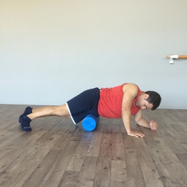 Automasaje Tensor De La Fascia Lata Con Foam Roller, paso 5