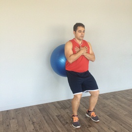 Un Cuarto De Sentadilla Con Balón De Fitness, paso 8