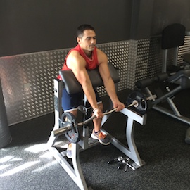 Curl De Biceps Con Barra, paso 1