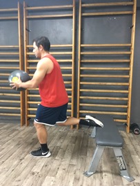 Sentadilla Split Con Balón Medicinal En Banco, paso 18