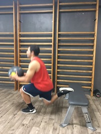 Sentadilla Split Con Balón Medicinal En Banco, paso 8