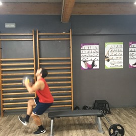 Sentadilla A Una Pierna Desde Sentad@ Lanzando Balón Medicinal, paso 4