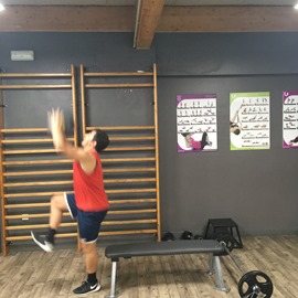 Sentadilla A Una Pierna Desde Sentad@ Lanzando Balón Medicinal, paso 6
