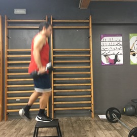 Escalón Con Mancuernas Saltando, paso 13