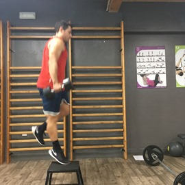 Escalón Con Mancuernas Saltando, paso 16