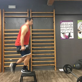 Escalón Con Mancuernas Saltando, paso 18