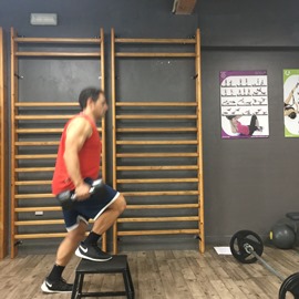Escalón Con Mancuernas Saltando, paso 1