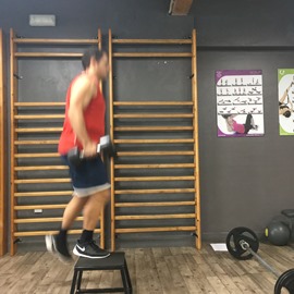 Escalón Con Mancuernas Saltando, paso 2