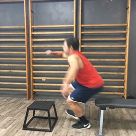 Salto A Una Pierna Desde Sentad@ Sobre Escalón, paso 7