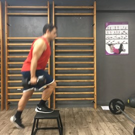 Escalón Con Mancuernas, paso 1