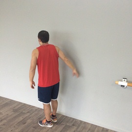 Estiramiento  Anterior Del Hombro Codo Flexionado, paso 3
