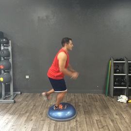 Sentadilla Unipodal Sobre Bosu (Del Corredor), paso 14