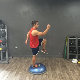 Sentadilla Unipodal Sobre Bosu (Del Corredor), paso 18