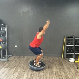 Sentadilla Completa Sobre Bosu Invertido Con Palo, paso 11