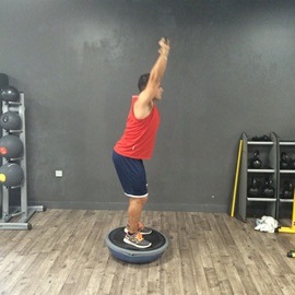 Sentadilla Completa Sobre Bosu Invertido Con Palo, paso 13