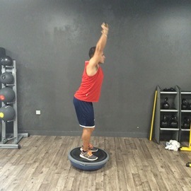Sentadilla Completa Sobre Bosu Invertido Con Palo, paso 14