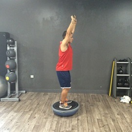 Sentadilla Completa Sobre Bosu Invertido Con Palo, paso 1