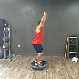 Sentadilla Completa Sobre Bosu Invertido Con Palo, paso 2