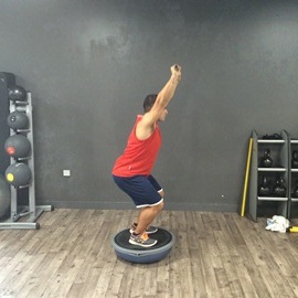 Sentadilla Completa Sobre Bosu Invertido Con Palo, paso 3