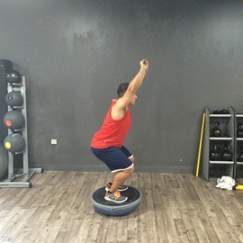Sentadilla Completa Sobre Bosu Invertido Con Palo, paso 4