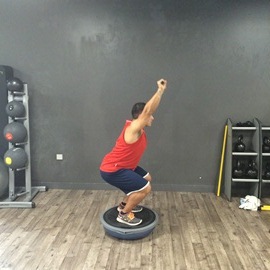 Sentadilla Completa Sobre Bosu Invertido Con Palo, paso 5