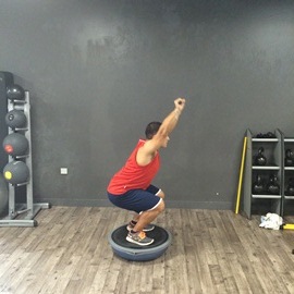 Sentadilla Completa Sobre Bosu Invertido Con Palo, paso 6