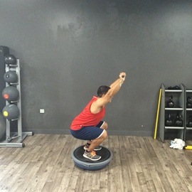 Sentadilla Completa Sobre Bosu Invertido Con Palo, paso 7