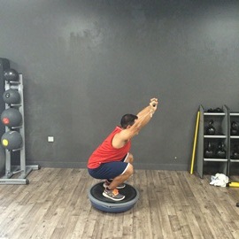 Sentadilla Completa Sobre Bosu Invertido Con Palo, paso 8