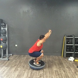 Sentadilla Completa Sobre Bosu Invertido Con Palo, paso 9