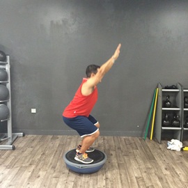 Sentadilla Completa Sobre Bosu Invertido Brazos En Alto, paso 6