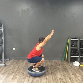 Sentadilla Completa Sobre Bosu Invertido Brazos En Alto, paso 9
