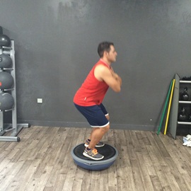Sentadilla Completa Sobre Bosu Invertido, paso 10