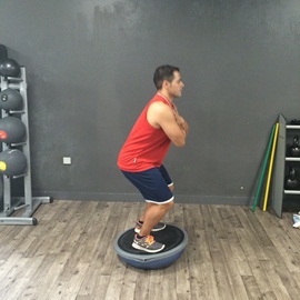 Sentadilla Completa Sobre Bosu Invertido, paso 3