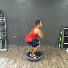 Sentadilla Completa Sobre Bosu Invertido, paso 4