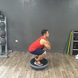 Sentadilla Completa Sobre Bosu Invertido, paso 6