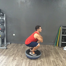 Sentadilla Completa Sobre Bosu Invertido, paso 8
