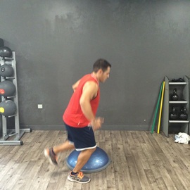 Saltos En 4 Direcciones A Una Pierna Sobre Bosu, paso 10