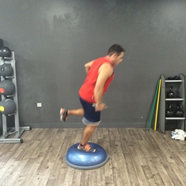 Saltos En 4 Direcciones A Una Pierna Sobre Bosu, paso 18