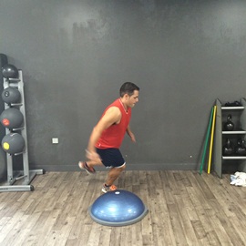 Saltos En 4 Direcciones A Una Pierna Sobre Bosu, paso 22