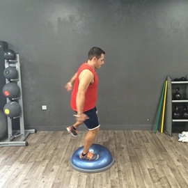 Saltos En 4 Direcciones A Una Pierna Sobre Bosu, paso 24