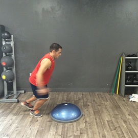 Saltos En 4 Direcciones A Una Pierna Sobre Bosu, paso 5
