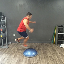 Saltos En 4 Direcciones A Una Pierna Sobre Bosu, paso 6