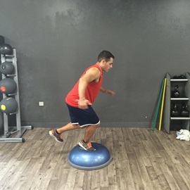 Saltos En 4 Direcciones A Una Pierna Sobre Bosu, paso 8