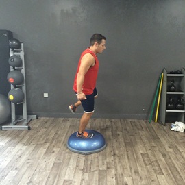 Salto Hacia Atrás A Una Pierna Sobre Bosu, paso 13