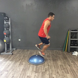 Salto Hacia Atrás A Una Pierna Sobre Bosu, paso 4
