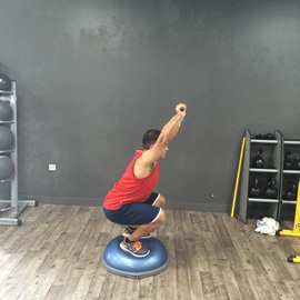 Sentadilla Completa Sobre Bosu Con Palo, paso 8