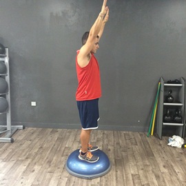 Sentadilla Completa Sobre Bosu, paso 1