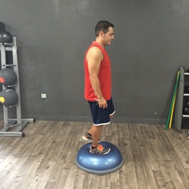 Sentadilla Unipodal Sobre Bosu (Extensores Cadera), paso 1