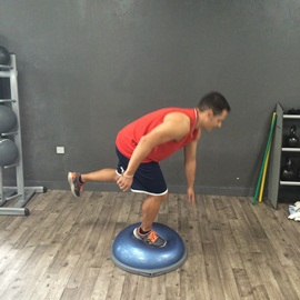Sentadilla Unipodal Sobre Bosu (Extensores Cadera), paso 5